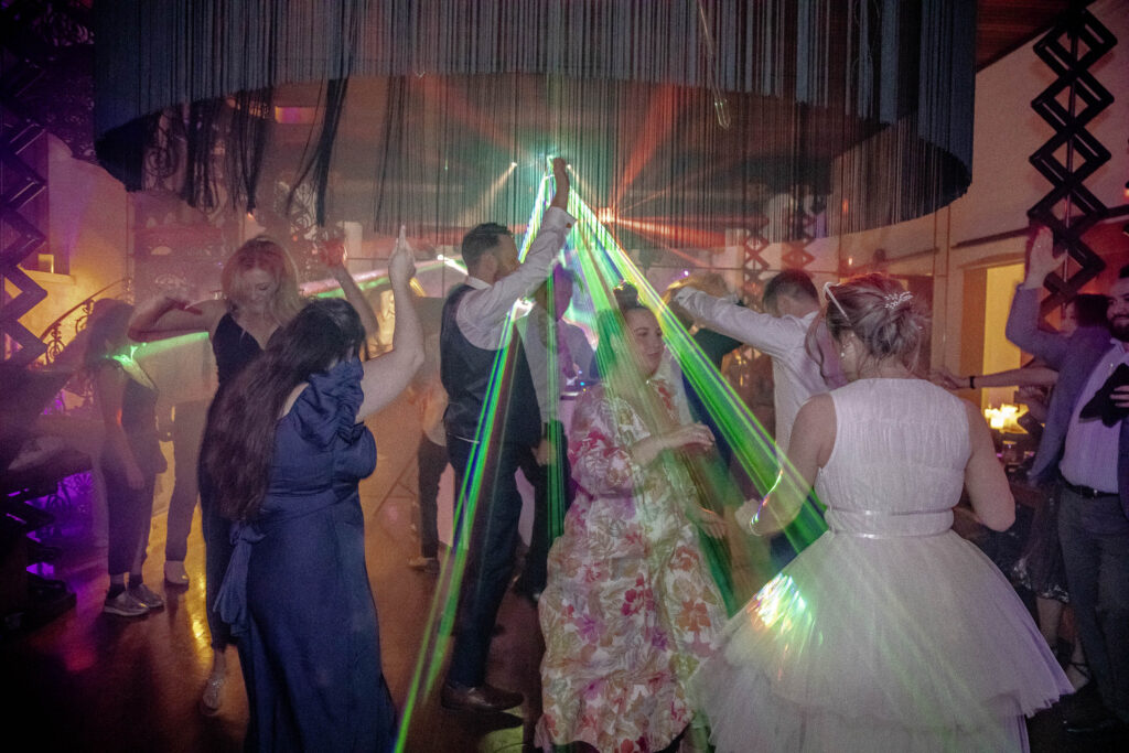 Guests at Projekt 3488 dancing and having fun at a wedding