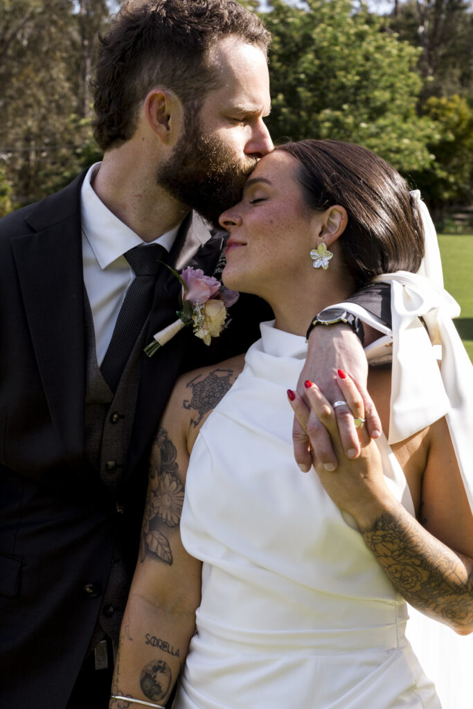 Emu Bottom Homestead bride and groom kissing and snuggling